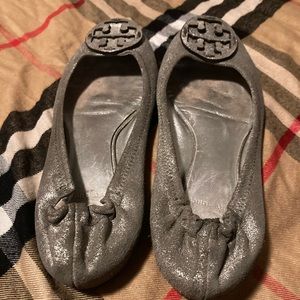 Gently use Tory Burch “Reva” metallic color flats. These shoes are Beautiful 🌹